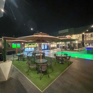 สระว่ายน้ำกลางแจ้ง