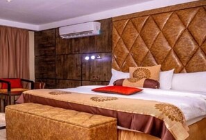 Klassieke suite | Individueel gemeubileerd, een bureau, gratis wifi, beddengoed