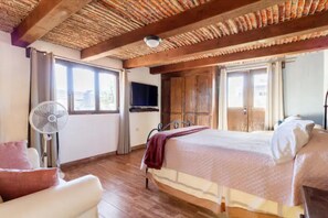 5 bedrooms, iron/ironing board, free WiFi, bed sheets
