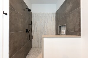 Haartrockner, Handtücher, Seife, Shampoo