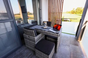 Outdoor dining - White Mountain Apartments 5min. von der Therme Banovci Entfernt (9241 Veržej)