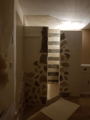 Douche, sèche-cheveux, serviettes fournies, savon