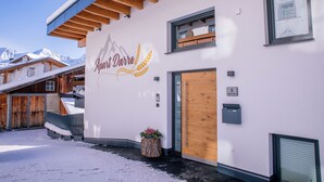 A building with a sign reading "Apart Darre" and a wooden door. - Apart Darre (Serfaus)