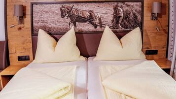 2 عدّة غرف نوم وأسرّة بإسفنج يتكيف مع شكل الجسم وبديكورات فريدة لكل غرفة