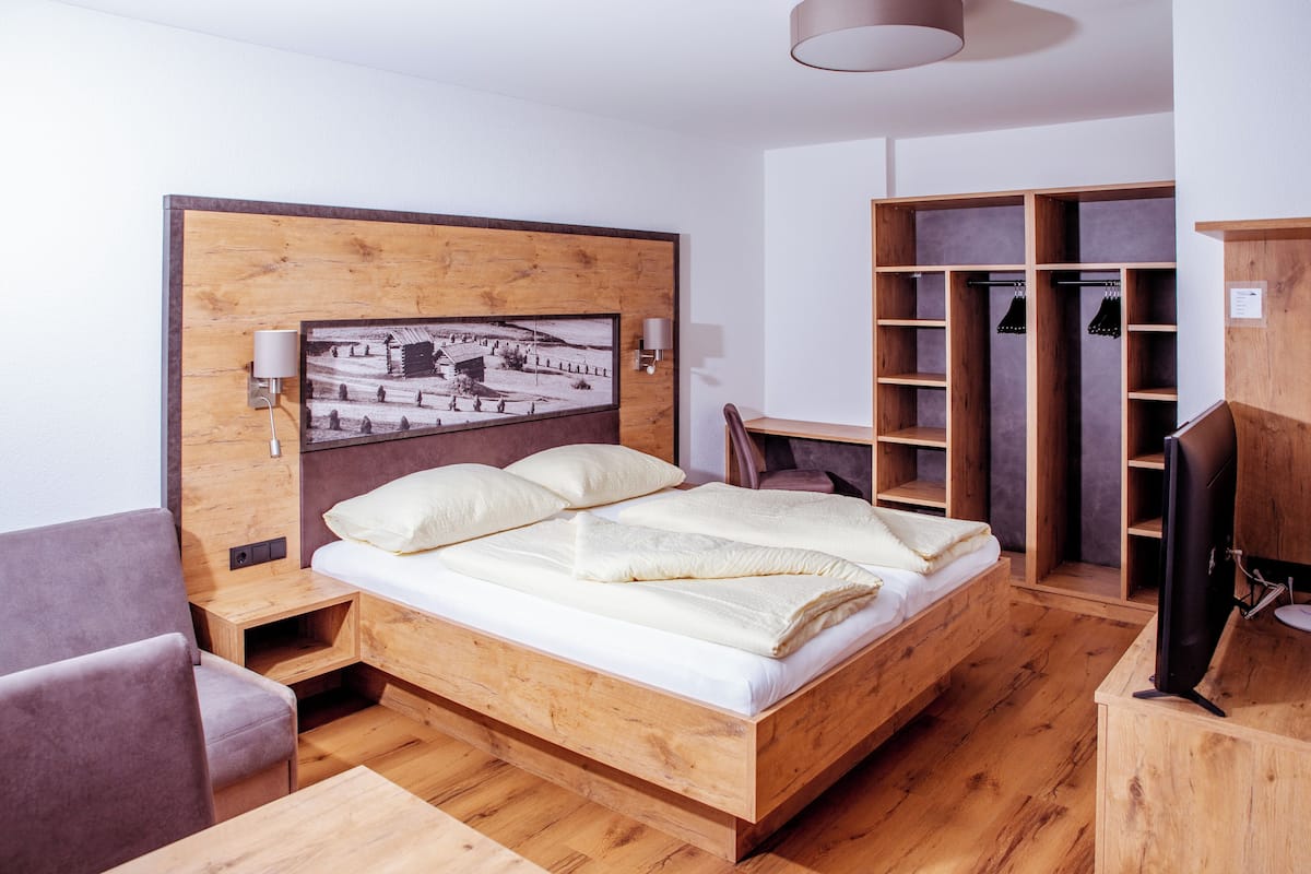 Studiosvit Comfort - 1 kingsize-sÀng med bÀddsoffa - utsikt mot bergen | Vardagsrum | 110-centimeters platt-tv med kabelkanaler och golvvÀrme