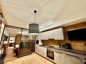 Deluxe studio, niet-roken, terras | Woonruimte | Een 110-cm flatscreentelevisie met kabelzenders en vloerwarming