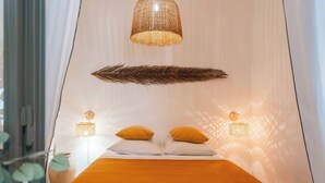 A bed with a white headboard, two bedside lamps, and a woven pendant light above. - T2 Tout Confort - Central- Bord de mer 100m - Clim (La Ciotat)