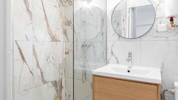 Doccia, asciugacapelli, asciugamani, sapone