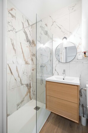 Shower, free toiletries, hair dryer, towels