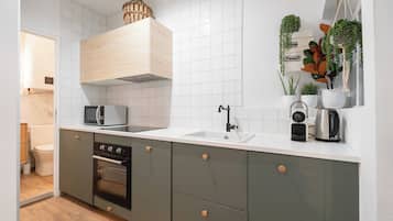 Frigorífico, microondas, horno y placa de cocina