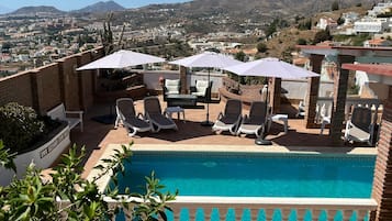 Una piscina al aire libre, una piscina climatizada