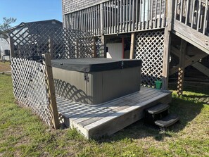 Outdoor spa tub - Cool Beans Beach House (Rodanthe)