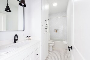 Hårføner, håndklær, såpe og sjampo