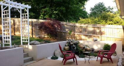 Cozy Cork Cottage Asheville South / Private/Secure/Quaint/ Near Airport