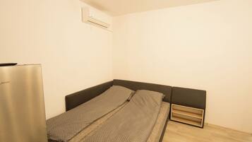 1 dormitorio, tabla de planchar con plancha, wifi y ropa de cama