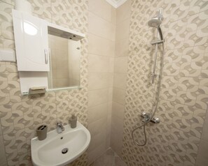 Secador de cabelo, toalhas de banho, sabonete, papel higiênico