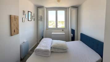 1 slaapkamer, een strijkplank/strijkijzer