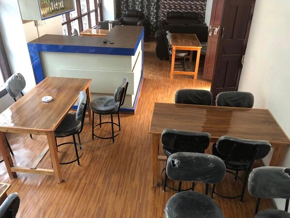 20 bedrooms, free WiFi