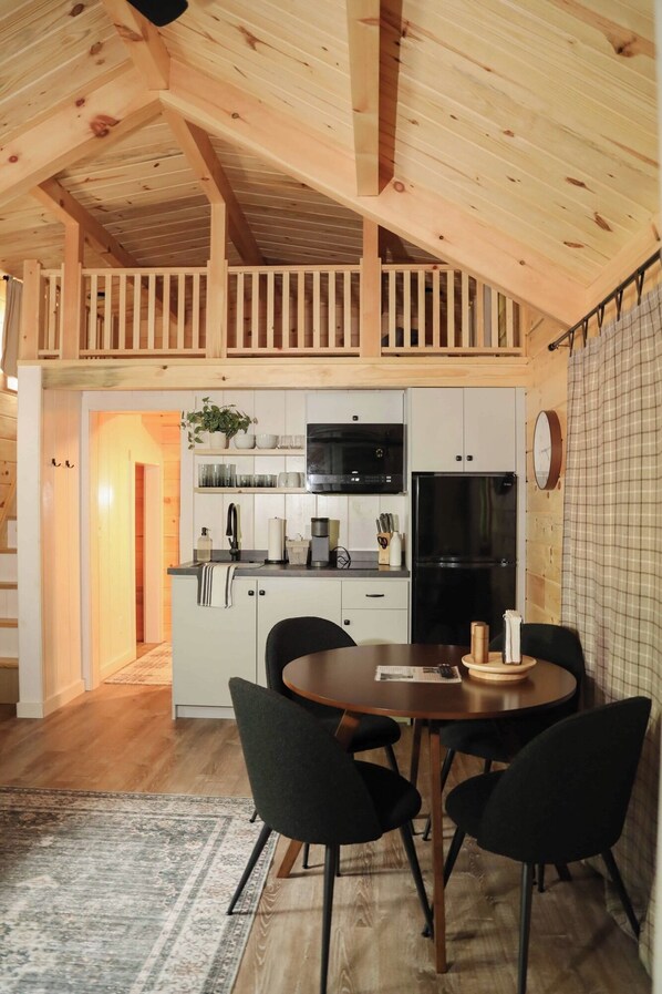 Kühlschrank, Mikrowelle, Wasserkocher mit Kaffee-/Teezubehör