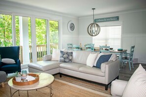 Smart TV, books - Luxury 6-Bedroom Home with Private Pool, Elevator & Family-Friendly Comfort (Hilton Head)