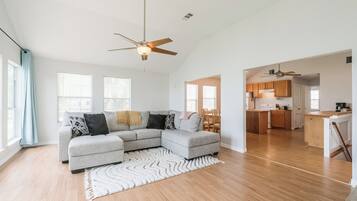 Smart-TV, Videospiele, Tischfußball, Bücher