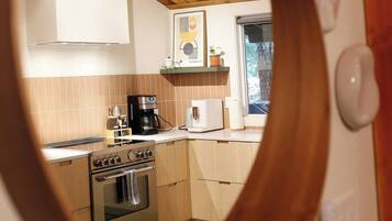 Coffee/tea maker, fridge, microwave, oven