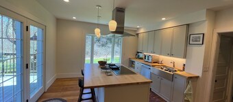 Relax or be active! The choice is yours in this pet-friendly family home. 