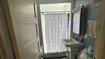 Douche, sèche-cheveux, serviettes fournies, savon