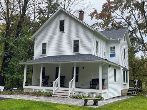 Relax or be active! The choice is yours in this pet-friendly family home. 