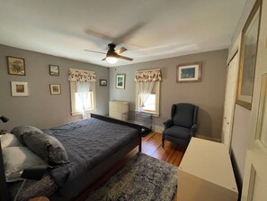3 bedrooms, desk, iron/ironing board, free WiFi