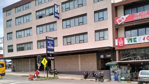 Un hotel de varios pisos con un cartel que indica que es un hotel y un restaurante.
