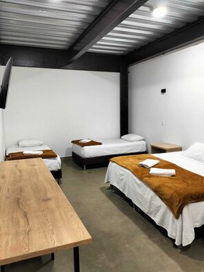 Quarto triplo família, vista para a cidade | 1 quarto, roupas de cama de algodão egípcio, roupas de cama premium