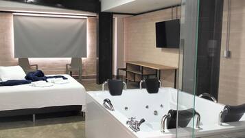 Deluxe Suite | Bathroom | Separate tub and shower, jetted tub, hydromassage showerhead
