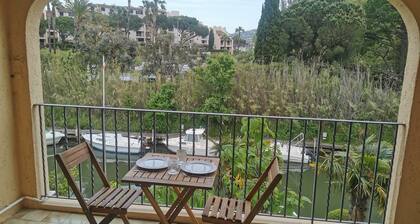 Appartement une Pièce Dans Résidence Sécurisée Avec Piscine Avec Garage Fermé