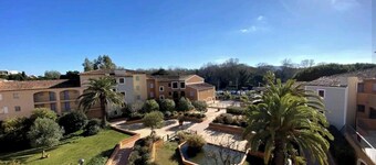 Appartement une Pièce Dans Résidence Sécurisée Avec Piscine Avec Garage Fermé