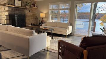 Smart-TV, Kamin, Bücher, Stereoanlage