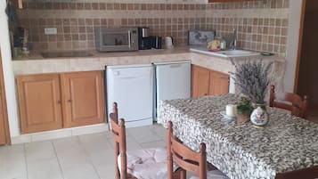 Een koelkast, een microgolfoven, een kookplaat, een vaatwasser