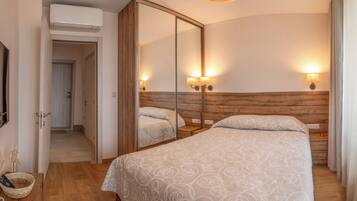 2 bedrooms, in-room safe, desk, iron/ironing board