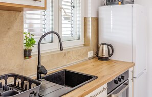 Réfrigérateur, four à micro-ondes, un four, surface de cuisson