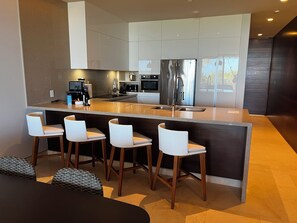 Geladeira, micro-ondas, talheres/pratos/utensílios de cozinha