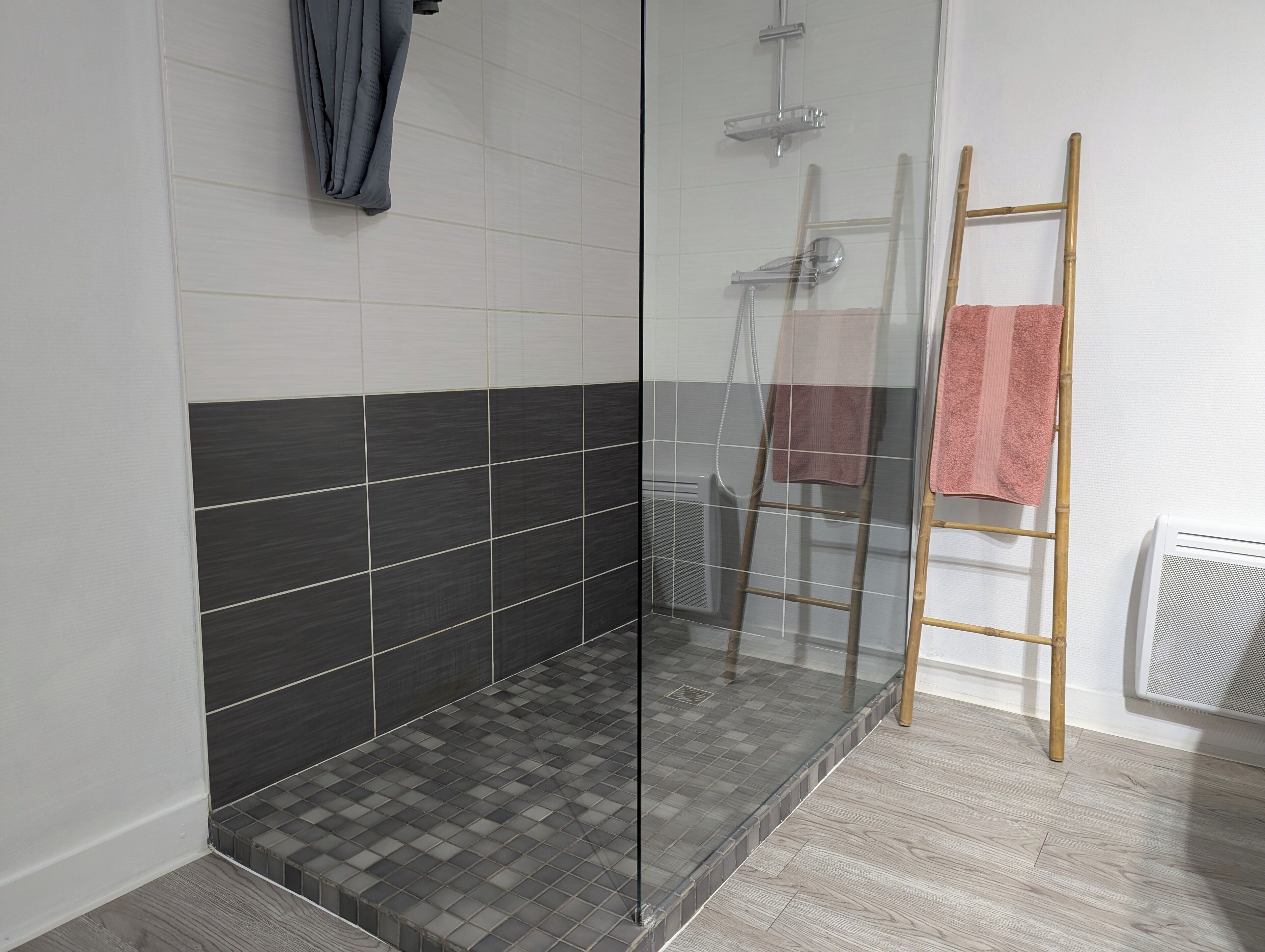 Douche, sèche-cheveux, serviettes fournies, savon