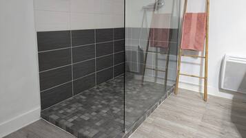 Douche, sĂšche-cheveux, serviettes fournies, savon
