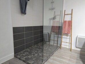 Dusche, Haartrockner, HandtĂŒcher, Seife