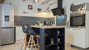 Kühlschrank, Mikrowelle, Ofen, Herdplatte