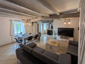 Smart TV, books - Maison Charentaise (Juillac-le-Coq)