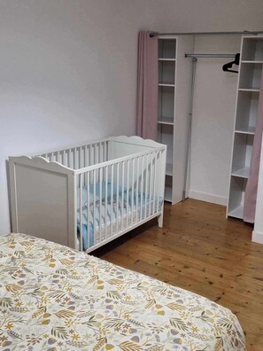 3 bedrooms, desk, iron/ironing board, free WiFi