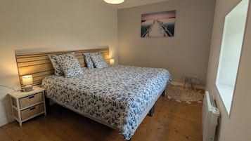 3 bedrooms, desk, iron/ironing board, free WiFi