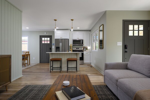 Smart TV, books - A beautiful retreat right next to Butler University! (Indianapolis)