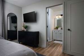 3 bedrooms, desk, iron/ironing board, travel cot - A beautiful retreat right next to Butler University! (Indianapolis)