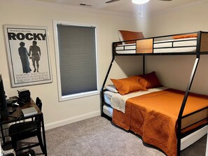 3 slaapkamers, een kluis op de kamer, een strijkplank/strijkijzer, wifi